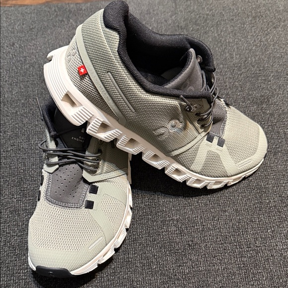 On Running Athletic Shoes in Gray and Black - Picture 10 of 11